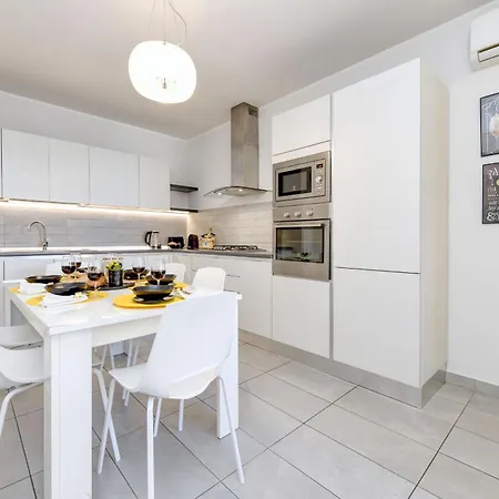Desenzanoloft Official Partner Marriott Homes & Peschiera Fantasy Apartment's Peschiera del Garda