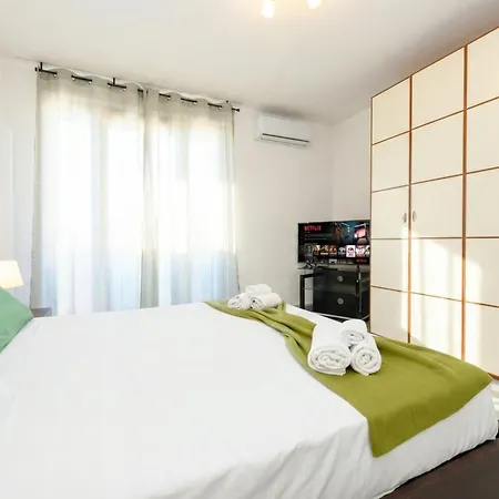 Peschiera Fantasy Apartment's Desenzanoloft Official Partner Homes & By Marriott Bonvoy פסקיארה דל גארדה